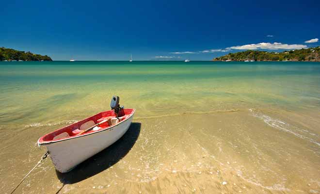 La baie est très fréquentée durant la haute saison. La proximité avec Auckland explique une telle affluence. Pour autant, la région reste très agréable.