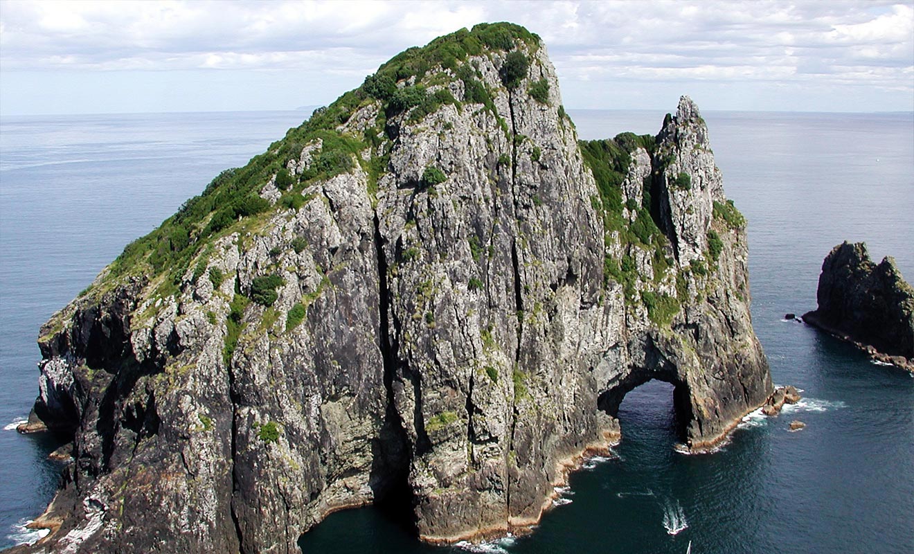 Si la mer est suffisamment calme, il sera possible de franchir le trou creusé dans la roche du Cape Brett.