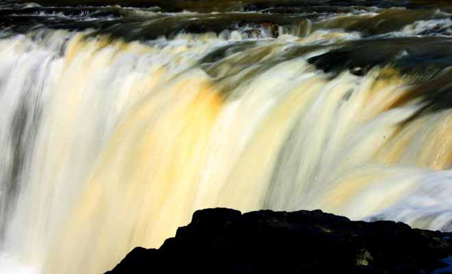 Le moment idéal pour venir visiter les chutes d'Haruru se situe à la nuit tombée. Un superbe éclairage a été installé et le spectacle est encore plus beau qu'en journée.