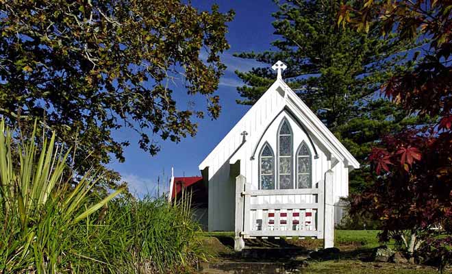 La ville de Kerikeri attire de nombreux travailleurs saisonniers qui viennent aider à la collecte des fruits. L'église offre un charmant point de vue pour réaliser des photos.