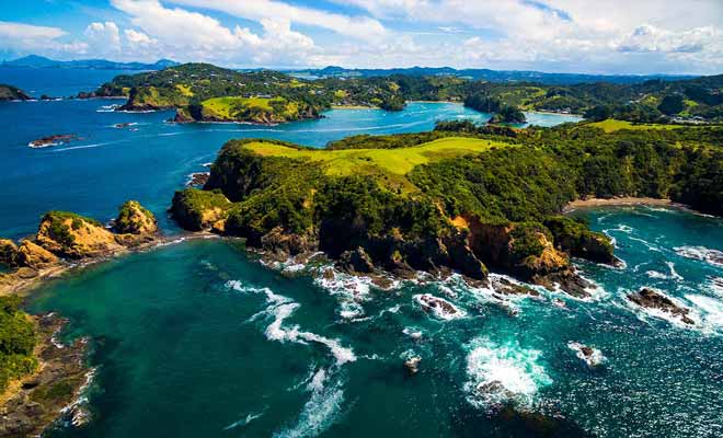 Bay of Islands sur l'Île du Nord attire un grand nombre de touristes qui viennent profiter des plages pour se baigner et pratiquer des sports aquatiques.