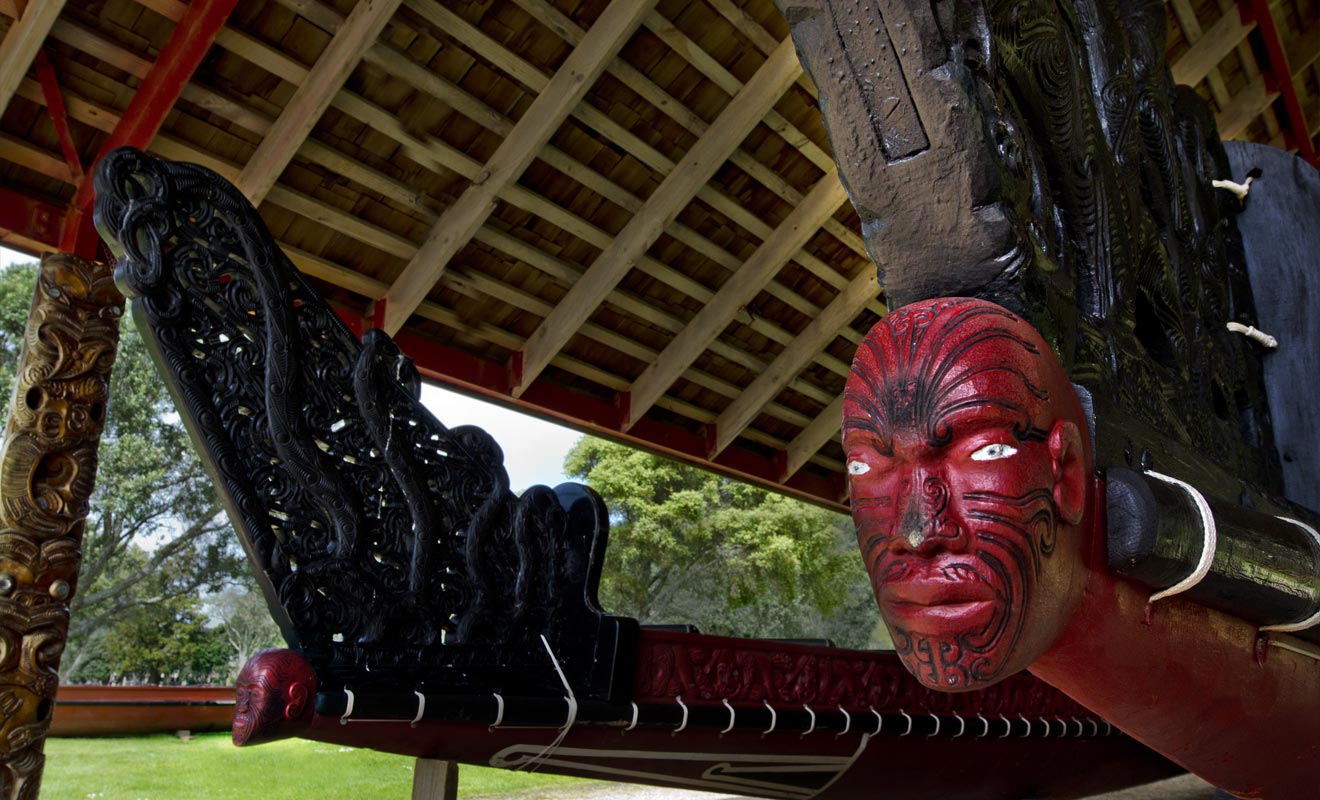 La visite de Waitangi permet d'admirer la plus grande pirogue de guerre du monde, baptisée Matawhaorua. Il faut une centaine de rameurs pour la manœuvrer.