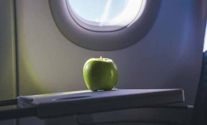 Les fruits comme les pommes peuvent contenir des parasites, et vous devrez les jeter avant de passer la biosécurité sous peine d'amende.