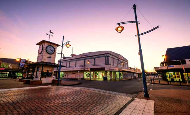 Comme souvent en Nouvelle-Zélande, le centre de la ville regroupe des commerces mais manque de charme touristique.