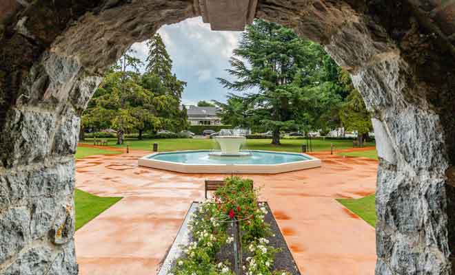 La fontaine bénéficie d'un superbe éclairage à la nuit tombée.