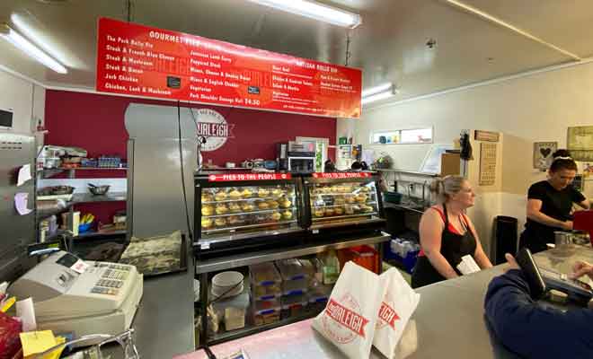 En Nouvelle-Zélande, les clients passent chercher les meat pies du déjeuner comme ils iraient chercher le pain à la boulangerie.