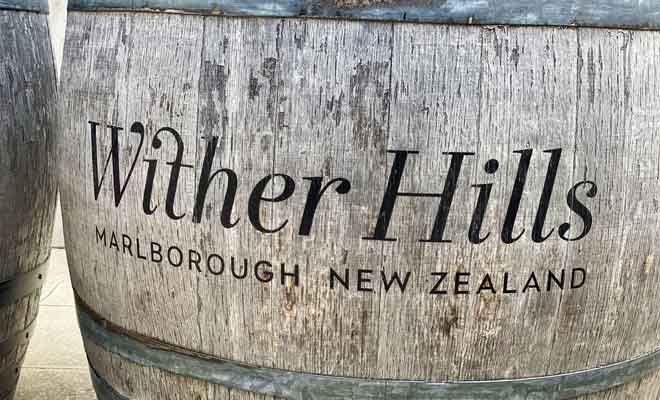 Wither Hills se trouve à deux pas des collines du même nom, ce qui permet de partir en randonnée avant ou après une dégustation dans le cellier.