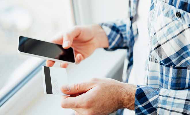 Pour réserver vos billets d'avion par Internet, vous devrez utiliser une carte bancaire. Prenez garde à ce que le plafond de votre carte bancaire soit suffisamment élevé faute de quoi la transaction sera refusée.