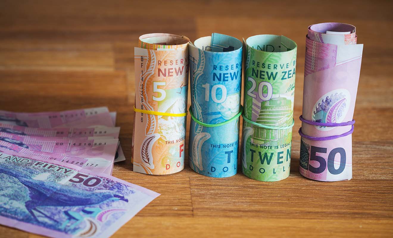 On gaspille facilement de l'argent durant les vacances, notamment en cédant à des achats compulsifs de souvenirs ou en allant trop souvent au restaurant.