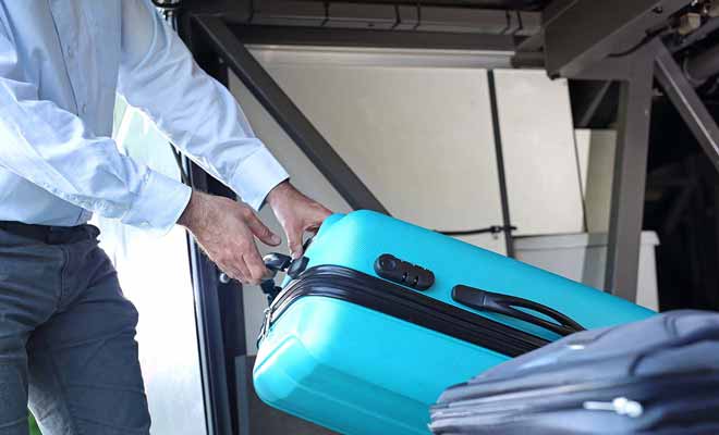 Le chargement des bagages est assuré par du personnel pour éviter que ce soit le bazar dans le coffre du bus.