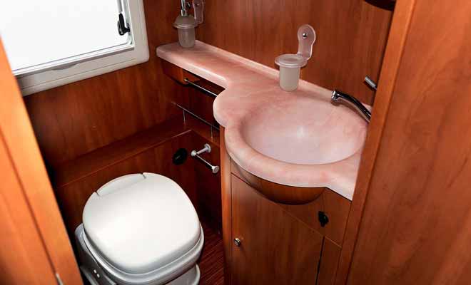 Si vous cherchez les toilettes, vous les trouverez à l'arrière de l'autocar ou au milieu.
