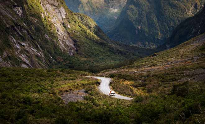 Toutes celles et ceux qui reviennent d'un séjour en Nouvelle-Zélande vous le diront : la conduite dans le pays est un véritable enchantement. La beauté des paysages joue pour beaucoup bien entendu, mais ce sont surtout les routes désertes qui donnent le sentiment d'avoir le pays pour soi tout seul.
