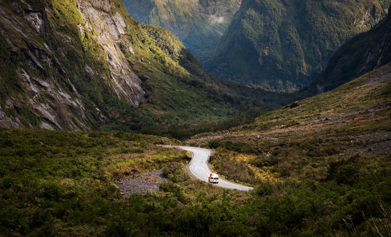 Toutes celles et ceux qui reviennent d'un séjour en Nouvelle-Zélande vous le diront : la conduite dans le pays est un véritable enchantement. La beauté des paysages joue pour beaucoup bien entendu, mais ce sont surtout les routes désertes qui donnent le sentiment d'avoir le pays pour soi tout seul.