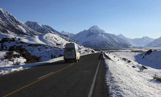 Il existe quelques routes dont l'accès est déconseillé (ou interdit) aux campings-cars. Il s'agit essentiellement de voies d'accès aux stations de ski ou de gravel roads trop étroites.