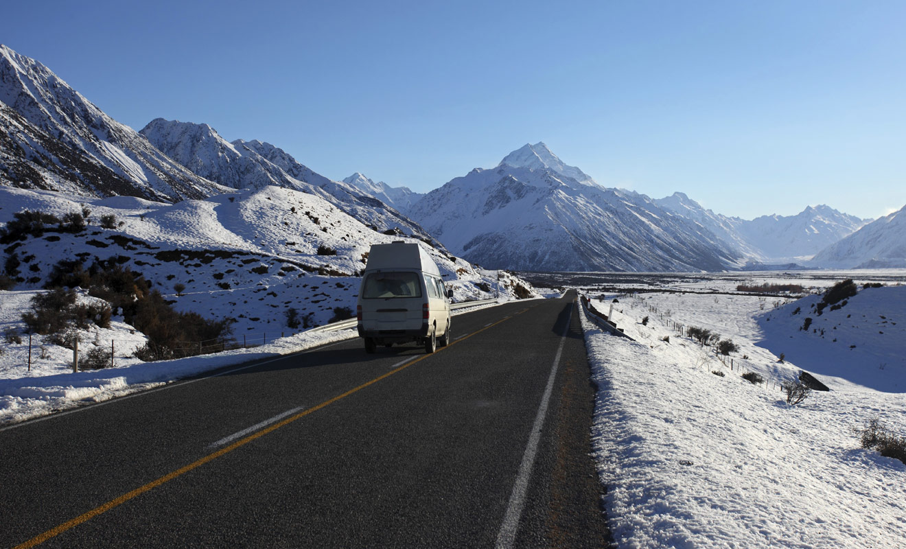 Il existe quelques routes dont l'accès est déconseillé (ou interdit) aux campings-cars. Il s'agit essentiellement de voies d'accès aux stations de ski ou de gravel roads trop étroites.
