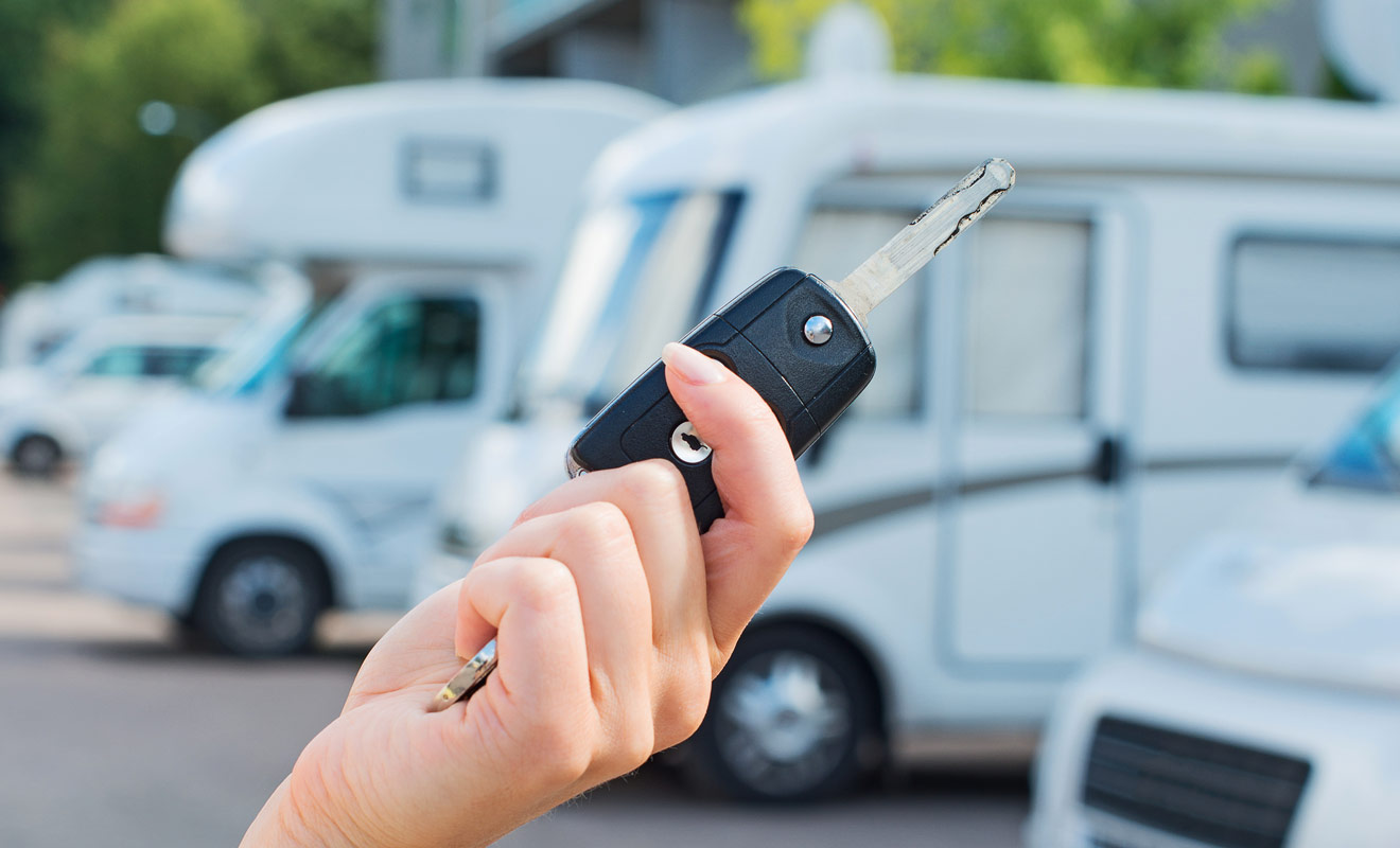 Vous n'avez plus aucune raison de confier la location d'un camping-car à une agence de voyages. Réserver le véhicule sans intermédiaire vous permet de payer moins cher pour un service le plus souvent strictement identique.