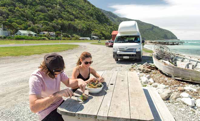 Le camping-car permet d'improviser des pauses sur le trajet. Certes, vous pourriez en faire autant en voiture, mais le camping-car est pourvu d'un réfrigérateur ce qui simplifie considérablement l'organisation du séjour et limite les visites au supermarché ou au restaurant.