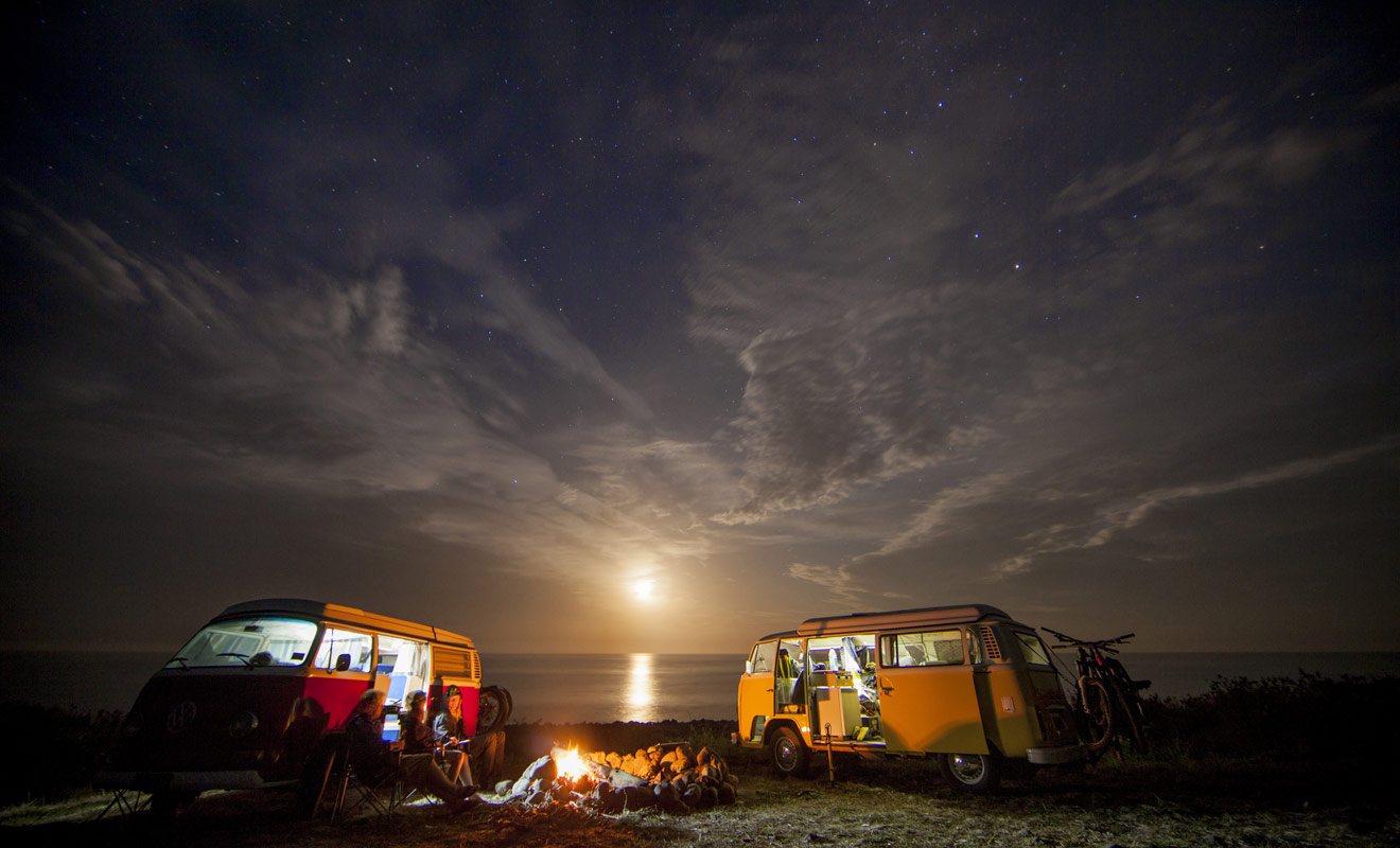 Durant la haute saison, il est recommandé de réserver les places de camping. Même si vous louez un camping-car autonome, vous devrez faire le plein d'eau potable ou recharger les batteries pour avoir de l'eau chaude à bord.