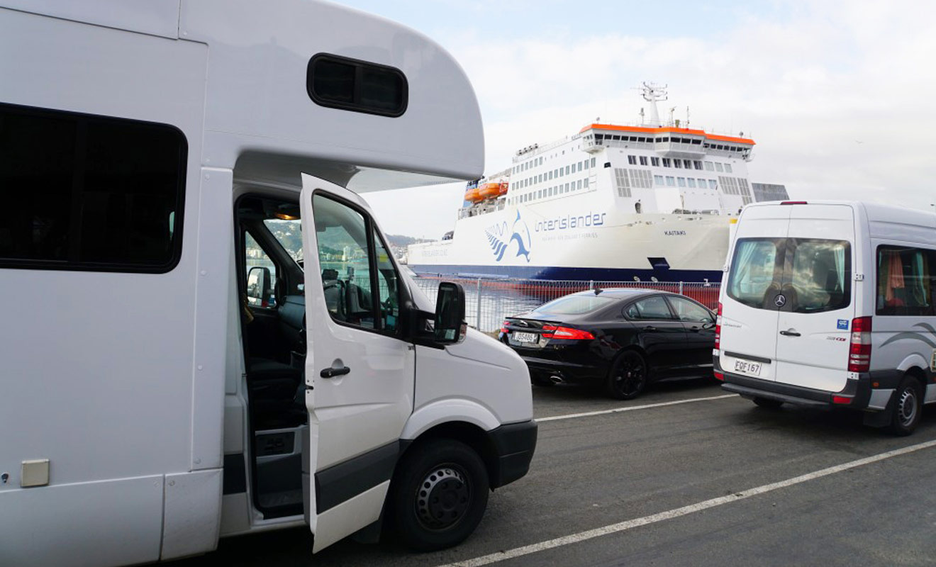 Le ferry Interislander qui assure la liaison entre l'île du Nord et l'île du Sud peut embarquer des véhicules. Vous pouvez donc garer votre camping-car dans la cale plutôt que d'en changer d'une île à l'autre.