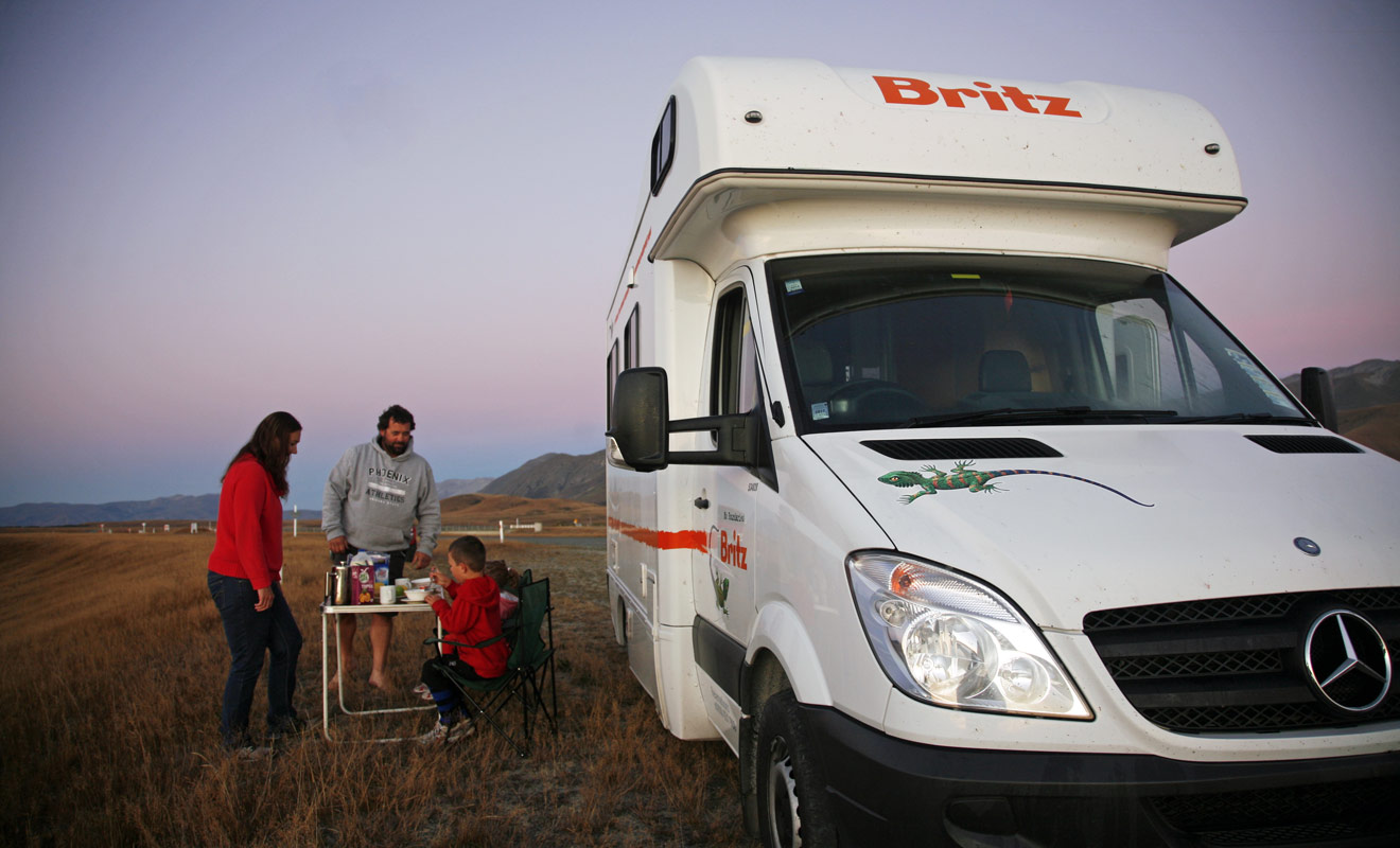 Le voyage en camping-car fait le bonheur des familles depuis des générations. En Nouvelle-Zélande, ce mode de transport est extrêmement populaire et les meilleurs modèles se réservent plusieurs mois à l'avance.