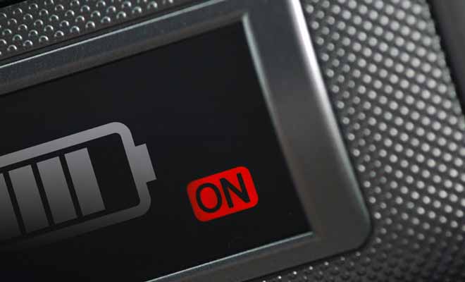 La seconde batterie sert exclusivement à alimenter les appareils électriques du camping-car. Selon le modèle de véhicule, elle permet aussi bien de faire fonctionner le chauffage que le réfrigérateur.
