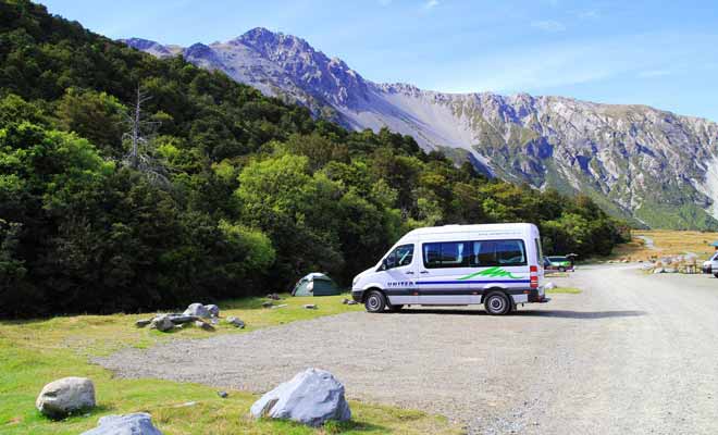 Les grandes distances ont fait du camping-car le véhicule rêvé pour visiter la Nouvelle-Zélande. La présence de nombreuses compagnies comme United ou Kea a contribué à faire baisser les prix. Sans être forcément beaucoup moins cher qu'un autotour, un voyage en camping-car permet de réaliser de belles économies.