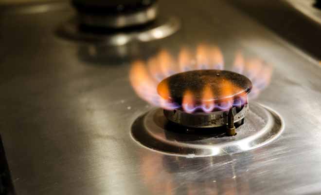 C'est en général une bonbonne de gaz logée dans un compartiment qui permet de faire fonctionner les plaques de cuisson et de chauffer l'eau de la douche.