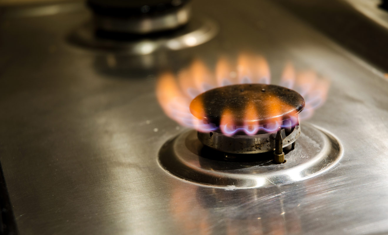 C'est en général une bonbonne de gaz logée dans un compartiment qui permet de faire fonctionner les plaques de cuisson et de chauffer l'eau de la douche.