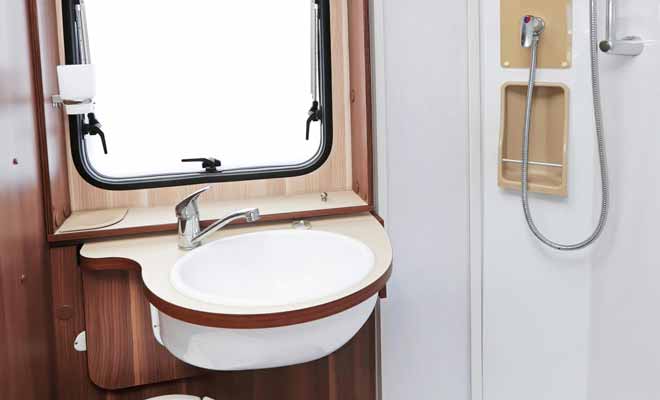 Le camping-car est équipé d'un réservoir d'eau potable qui alimente la douche et les sanitaires. Le chauffage de l'eau étant assuré au gaz.