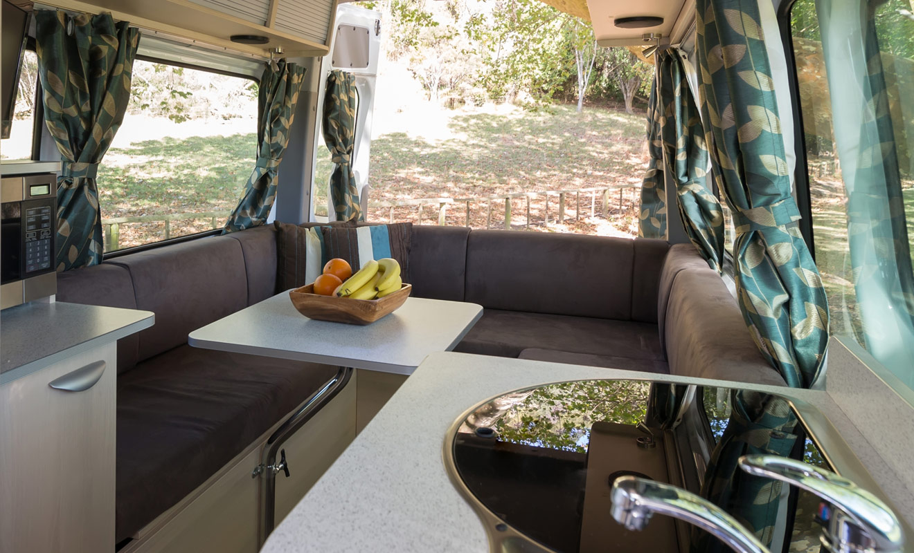 Le confort d'un camping-car dépend naturellement de votre budget. Les modèles d'entrée de gamme ne sont pas particulièrement confortables (sans être pour autant spartiates) mais l'on y dort très bien. À partir du moyen de gamme en revanche, le camping-car mérite d'être comparé à un petit studio.