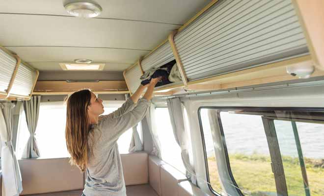 Le camping-car est équipé de placards et divers rangement ou vous pourrez installer vos affaires. Préférez les sacs pour apporter vos affaires, car les valises sont en général impossibles à entreposer ailleurs que dans l'allée centrale.