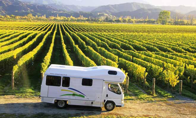 Pour camper chez l'habitant, vous pouvez devenir membre du réseau Okay 2 Stay. Vous pourrez alors stationner dans des exploitations agricoles ou des vignobles par exemple.