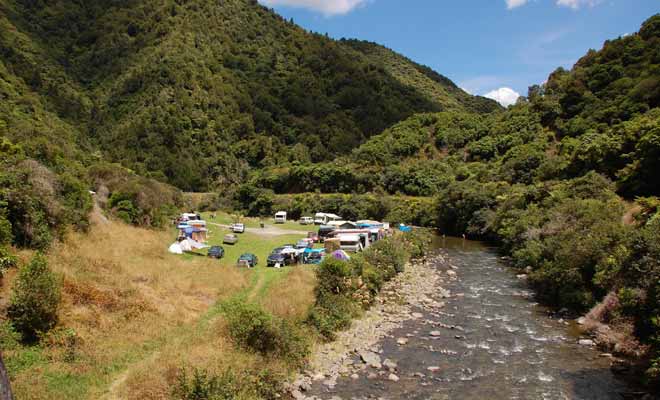 Les campings gratuits ne proposent aucun service complémentaire et l'on n'y trouve souvent aucune table de camping. Il n'y a bien entendu pas de douches ni de prises secteur pour recharger le véhicule en électricité.