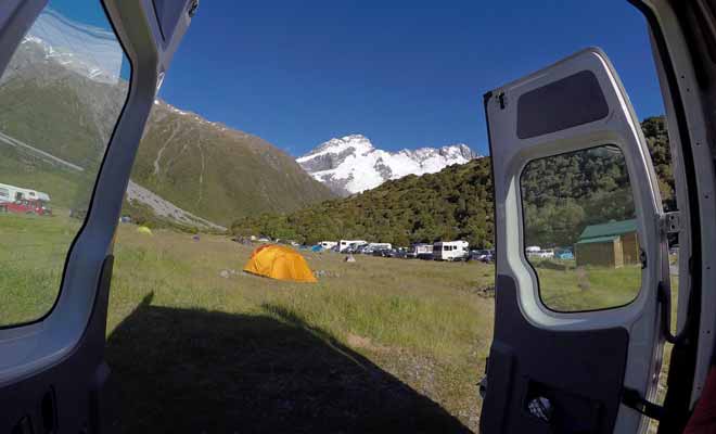 Les campings backcountry du Département de la Conservation (DOC) ne coûtent que quelques malheureux dollars. À ce prix là, les installations demeurent spartiates et il n'y a même pas de douches.