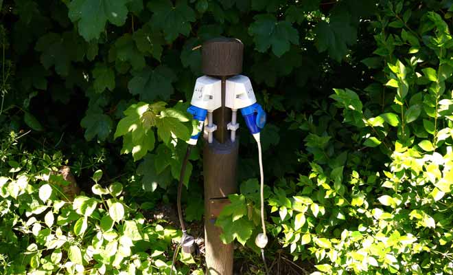 Pour recharger la batterie auxiliaire du camping-car, il suffit de relier le véhicule à une prise secteur à l'aide du câble fourni par le loueur.