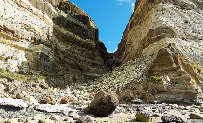 N'essayez jamais de grimper sur les rochers de la plage, au risque de provoquer une chute de pierre.
