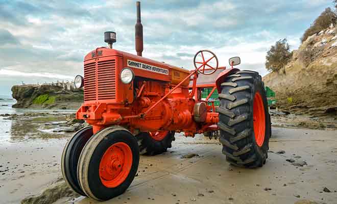 Le tracteur tire une remorque où sont installés les visiteurs.