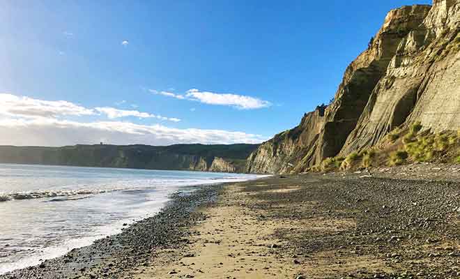 Seul le chemin qui passe par la plage au bord des falaises est ouvert au public.