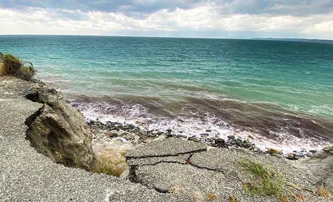 Les séismes et les vagues finissent par endommager la route qu'il faut souvent réparer.
