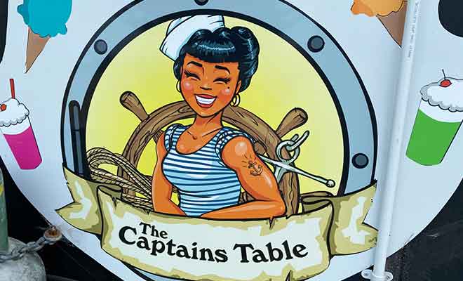 The Captains Table est le seul food truck dans une région qui ne compte aucun restaurant.
