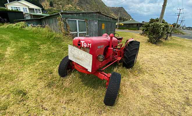 Certains tracteurs sont laissés à l'abandon, mais certains sont bien entretenus et proposés à la vente.