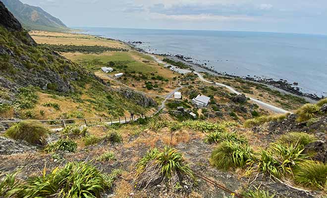 Si la météo est bonne, il est possible d'apercevoir les montagnes des Kaikoura Ranges sur l'Île du Sud.