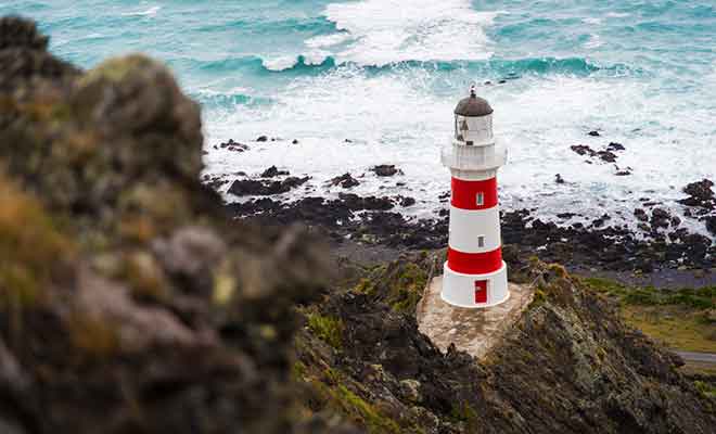 Le phare aux rayures rouges et blanches marque la pointe du cap.