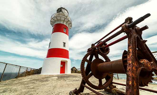 N'escaladez pas les rochers de la falaise derrière le phare, car la chute serait mortelle.