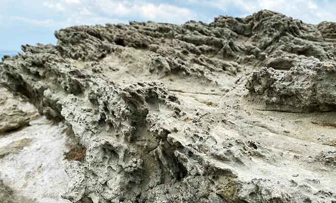 Prenez garde à ne pas chuter dans les rochers de la plage.