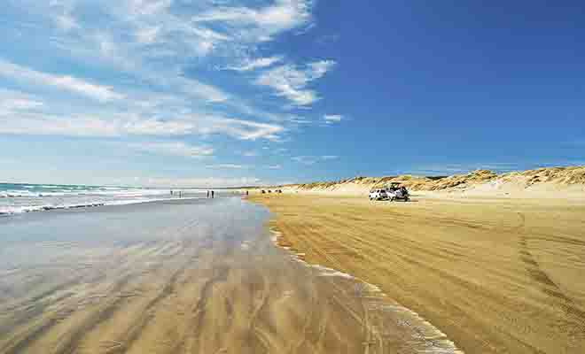 La conduite est autorisée sur la Ninety Mile Beach. Le conducteur est responsable de son véhicule et doit prendre garde à ce qu'il ne reste pas bloqué avec une marée montante !