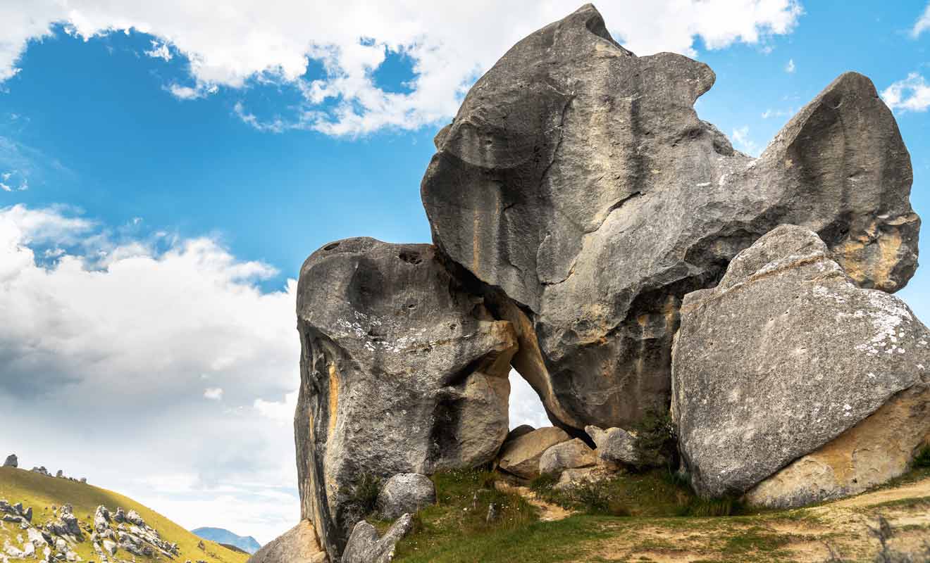 Les plus grands rochers mesurent jusqu'à 20 mètres de haut.