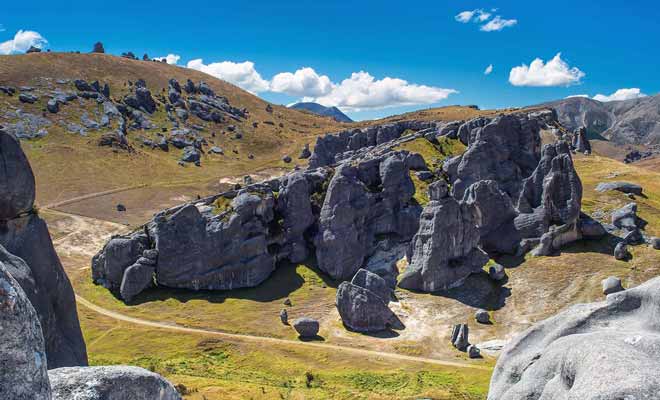 Castle Hill a servi de lieu de tournage dans le Hobbit pour les scènes où les héros sont pourchassés par les orcs.