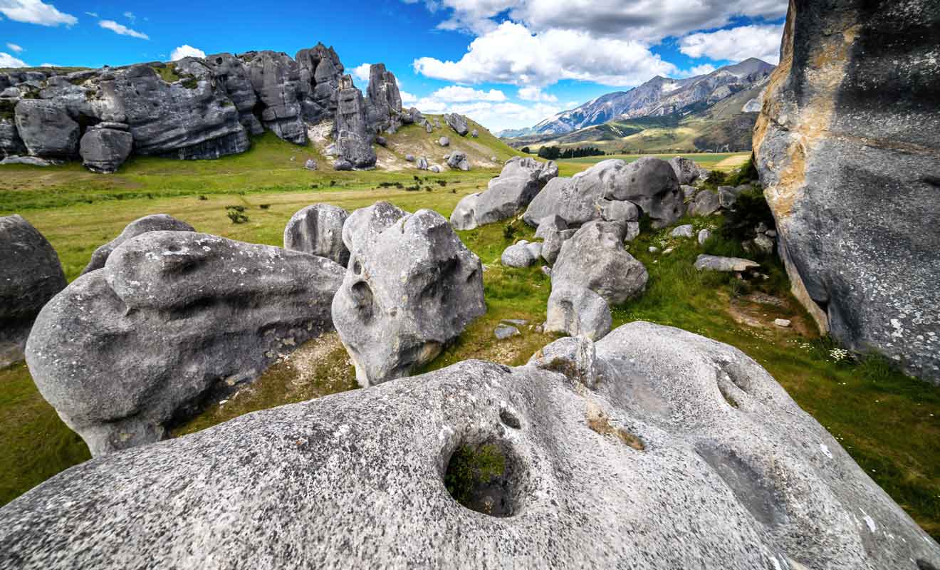 Le Dalaï-Lama aurait affirmé que Castle Hill serait le Centre spirituel de l'Univers.