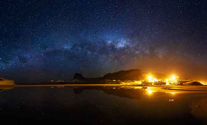 La faible pollution lumineuse de la Wairarapa Coast permet d'admirer les étoiles qui brillent dans le ciel.
